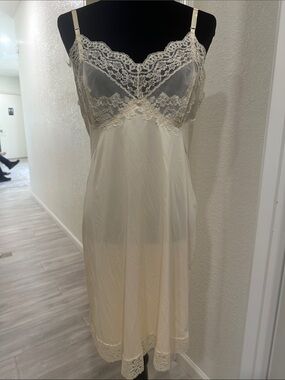 vassarette vintage Cream Lace-Trim Slip